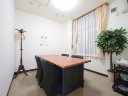 会議用テーブルのある部屋