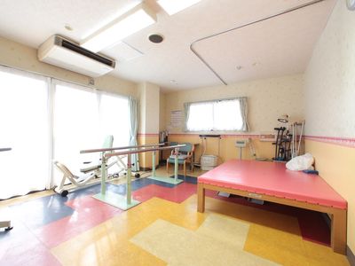 機能訓練機器が並ぶ部屋 