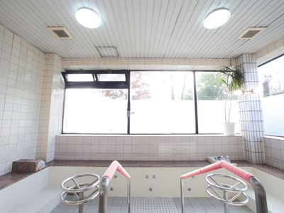白いタイルの明るい浴室