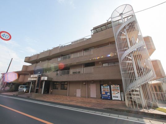  多階層の建物外観  