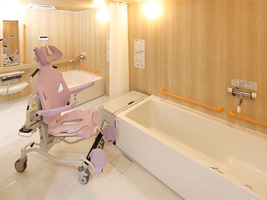 浴槽と介助用チェアの浴室  