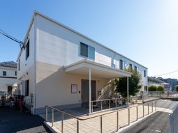 白い建物の外観