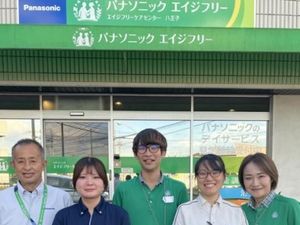 外観で並ぶスタッフ  