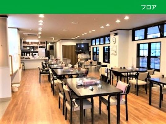 明るい食堂の様子  