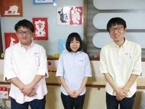 スタッフ3人の受付前  