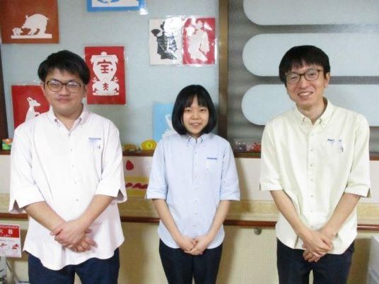 スタッフ3人の受付前  