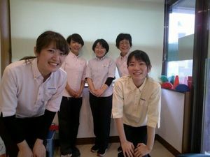 笑顔のスタッフが立つ休憩室  