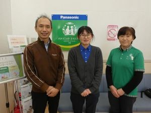 3人が並ぶロビー  