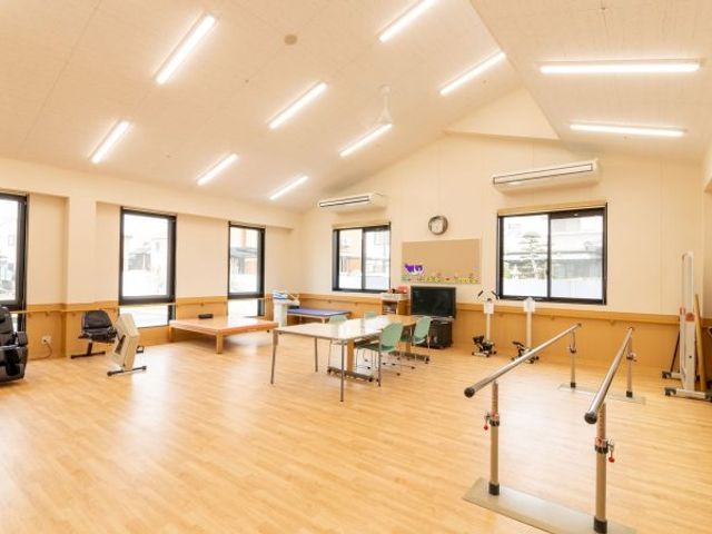広々とした機能訓練室 機能訓練室 広々とした空間で、リハビリ用具が整えられた機能訓練室です。明るい日差しが入り、快適な環境で体を動かせます。