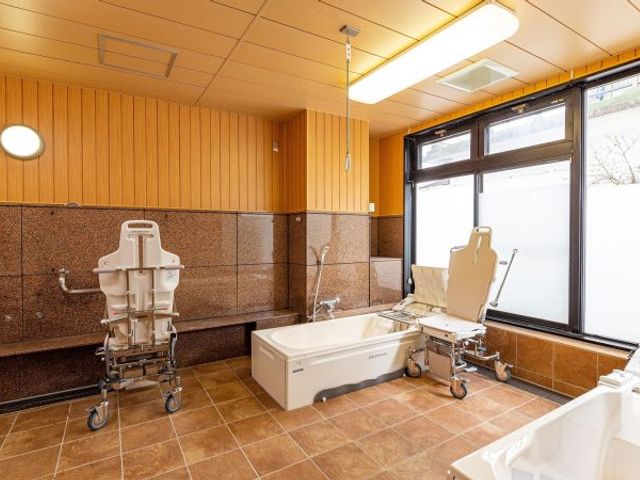 ゆったりとした浴室 浴室 床から天井まで手入れが行き届いた清潔な浴室です。バリアフリー設計で、安心してご利用いただけます。