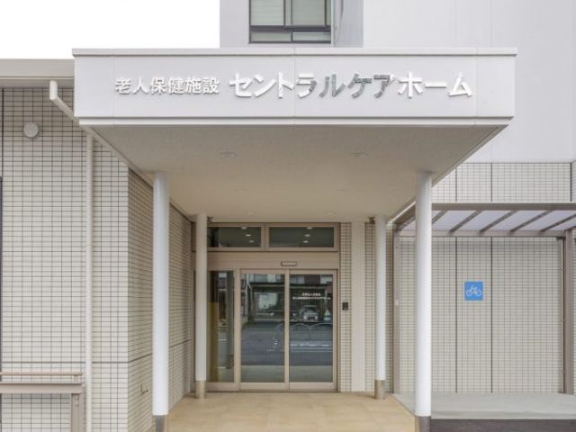 エントランスの明るい様子 エントランス ゆったりとした開放感のあるエントランスです。安心してお過ごしいただける空間をご提供しています。