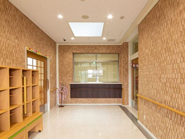 明るい空間のエントランス エントランス ゆったりとした開放感のあるエントランスです。手すり沿いにご高齢の方も歩きやすい設計になっています。