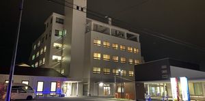 夜景に映る居室のある建物