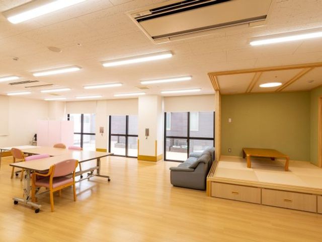 明るい多目的室 多目的室 広々とした清潔な空間です。窓の外の光が差し込み、憩いの場としてご活用いただけます。