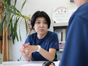 スタッフが相談する事務所  