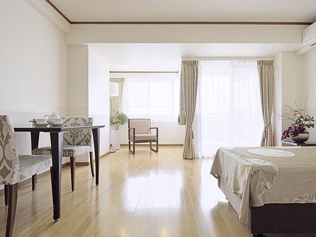 自然光が入る居室 居室 広々とした明るい居室では、自然光がたっぷりと差し込み快適に過ごせます。リラックスできるスペースも確保されています。