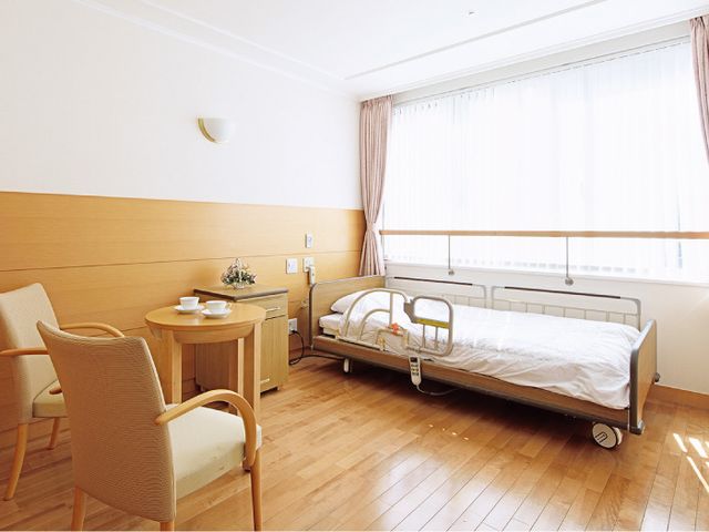 自然光が入る居室 居室 窓から自然光がたっぷり差し込む明るい居室です。快適に過ごせる広々とした空間が魅力です。