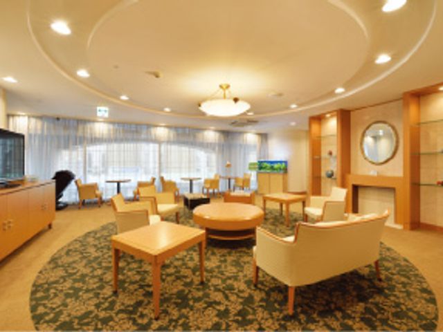 広々としたラウンジ ラウンジ 広々としたリビングスペースで、明るい自然光が差し込みくつろげます。スタッフの様子も確認できます。