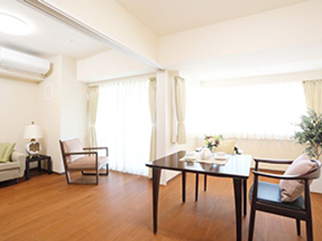 光が差し込む居室 居室 自然光が差し込む明るい空間です。広々とした部屋で、快適に過ごせる環境が整っています。
