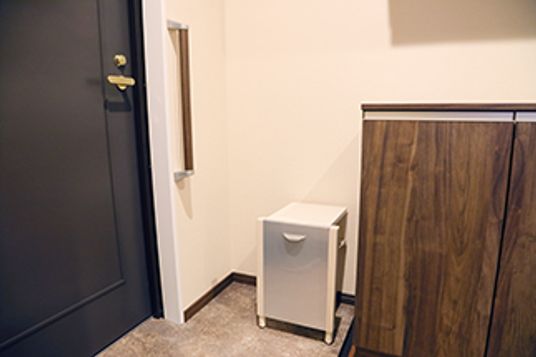 ドアと収納のある部屋  