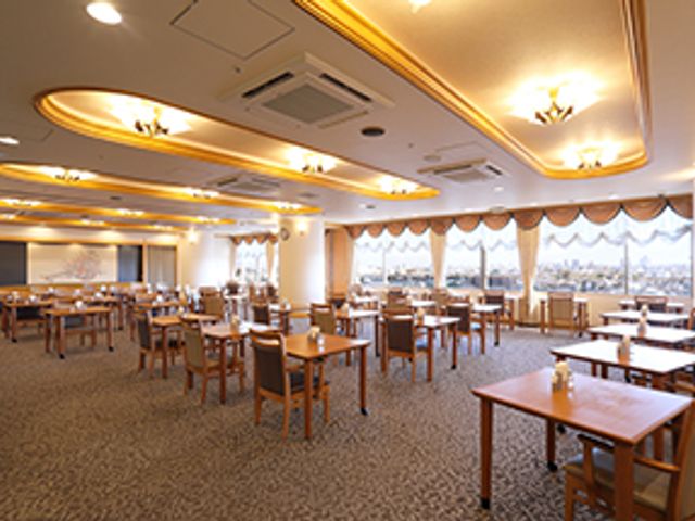 窓があるダイニングルーム ダイニングルーム 自然光が差し込む広々としたスペースで、楽しい食事の時間をお過ごしいただけます。
