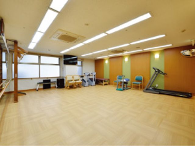 室内の機能訓練室 機能訓練室 広々としたスペースで、トレーニング機器が充実しています。快適な環境でリハビリが行えます。