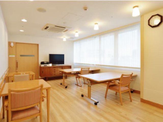 自然光で明るい空間 リビング 広々としたリビングは、自然光が差し込み快適です。落ち着いた雰囲気でリラックスできます。