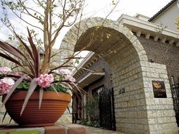 石造りのアーチ型エントランス