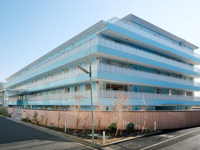 青い外観の建物 外観   青い外壁が目を引く、開放感のある建物です。各階のバルコニーが並び、落ち着いた雰囲気が感じられます。