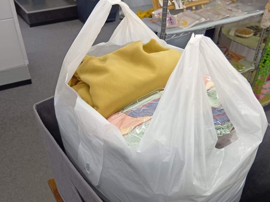 衣類の入った袋  