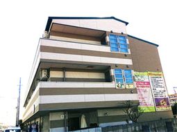 明るい施設の外観