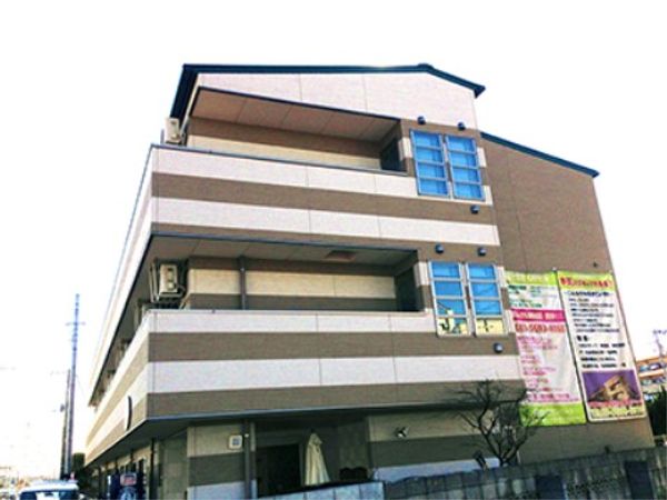 明るい施設の外観
