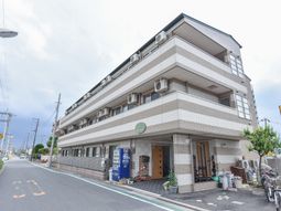 明るい外観の建物