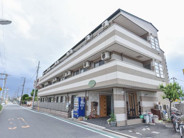 明るい外観の建物