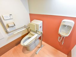 手すり付きのトイレ空間