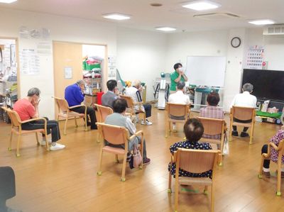 椅子に座る人々の様子