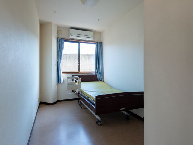 居室の明るい空間 居室 広々とした居室は、清潔感があり落ち着いた雰囲気です。個々のスペースを大切にした設計で、快適にお過ごしいただけます。