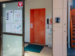 オレンジ色の入口扉