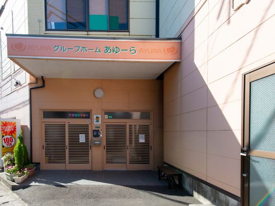 明るいエントランスの外観