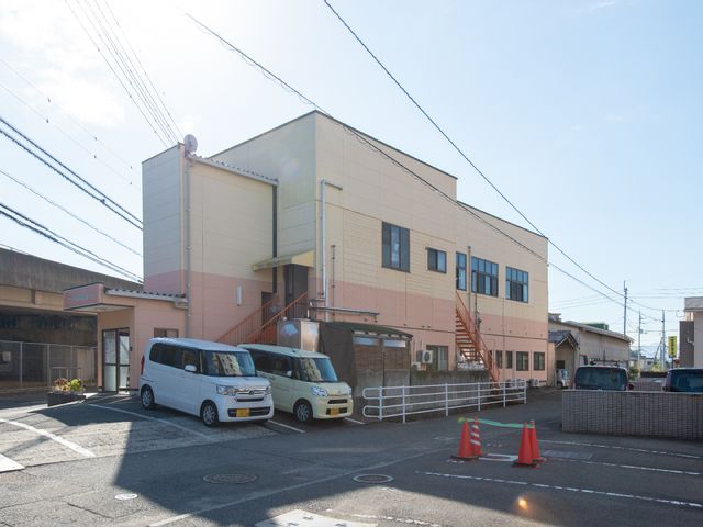 クリーム色の建物外観 外観 明るくて清潔感があるクリーム色の建物で、利便性と安全性を考慮した設計がなされています。