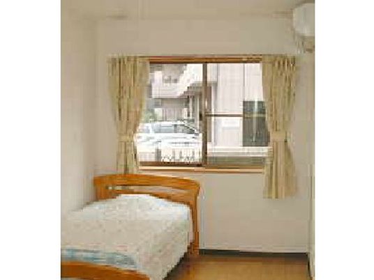 シンプルな居室のベッド  