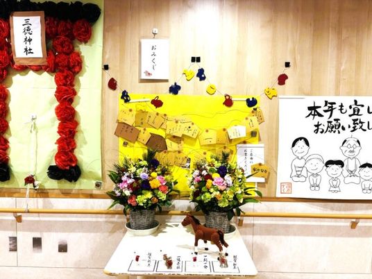 掲示物のある廊下  