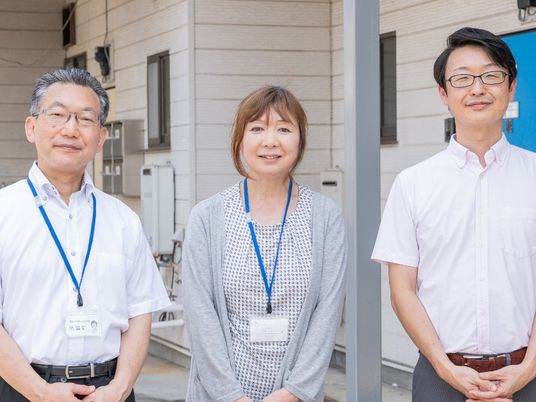 笑顔のスタッフ3人 外観  