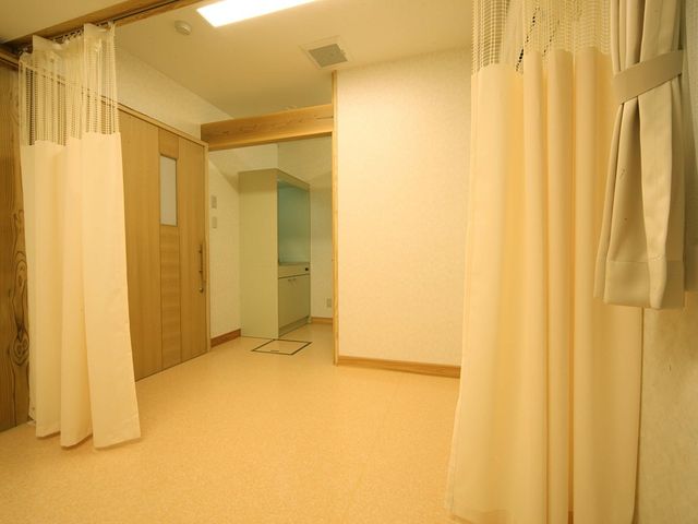 温かみのある居室 居室 優しい色合いのカーテンがプライバシーを確保します。落ち着いた環境で安らぎの時間を提供します。