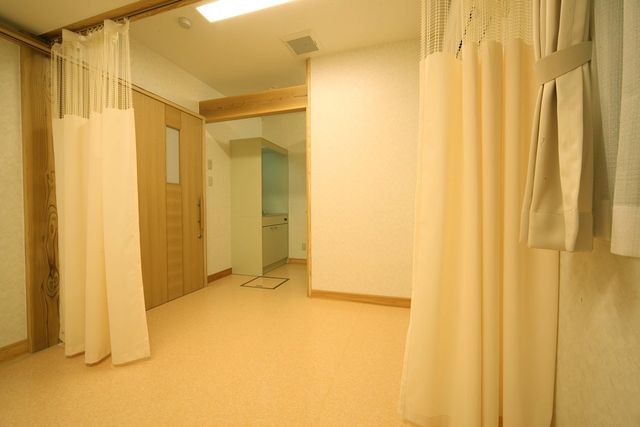 温かみのある居室 居室 優しい色合いのカーテンがプライバシーを確保します。落ち着いた環境で安らぎの時間を提供します。