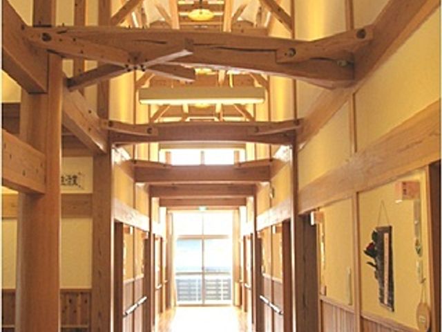自然光あふれる廊下 廊下 温かな木のぬくもりを感じる長い廊下です。柔らかな自然光が差し込み、明るい雰囲気を作り出しています。