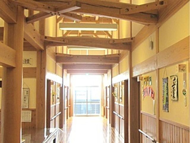 温かみのある廊下 廊下 木の温もりが感じられる明るい通路です。自然光が差し込み、アットホームな雰囲気があります。