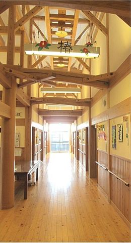 温かみのある廊下 廊下 木の温もりが感じられる明るい通路です。自然光が差し込み、アットホームな雰囲気があります。