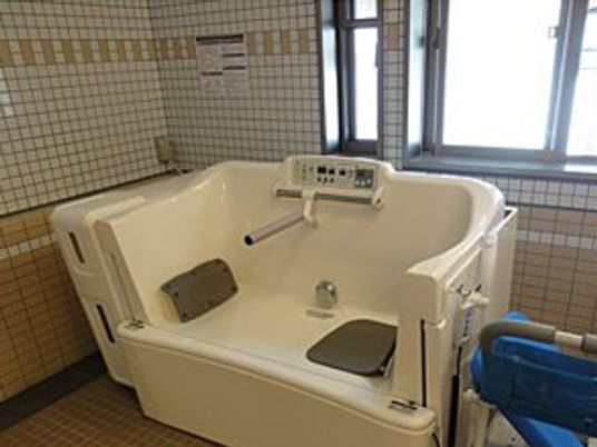 窓から光が入る浴室