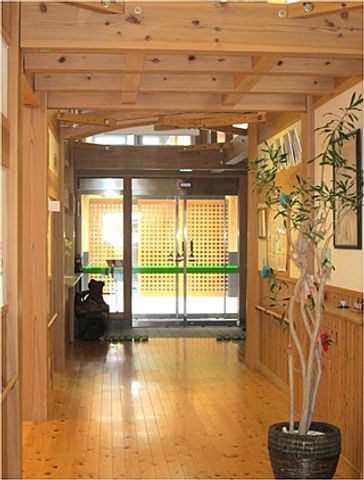 広々とした廊下 廊下 温かみのある木材の廊下は、落ち着いた雰囲気を提供します。植物が心を和ませます。